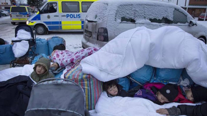 Refugiados: "A inspeção pode ser realizada apalpando e revistando a roupa, assim como os bolsos"
