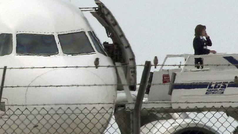 Uma autoridade telefona próximo ao avião sequestrado no Egito e que aterrissou no Chipre
