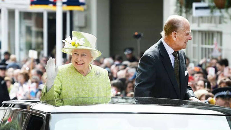 Ela desfilou em carro aberto ao lado do príncipe Philip, seu marido há 68 anos