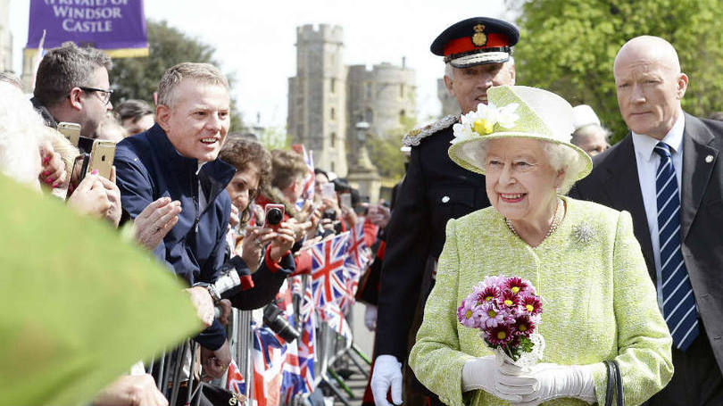 Rainha andou na parte de fora do Palácio de Windsor para receber carinho das pessoas em seu aniversário de 90 anos
