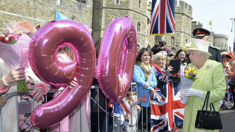 Um balão com o número 90, idade que a Rainha completa hoje, e uma cartinha escrita por uma menininha foram alguns dos presentes entregues pelas pessoas à Elizabeth II em seu aniversário