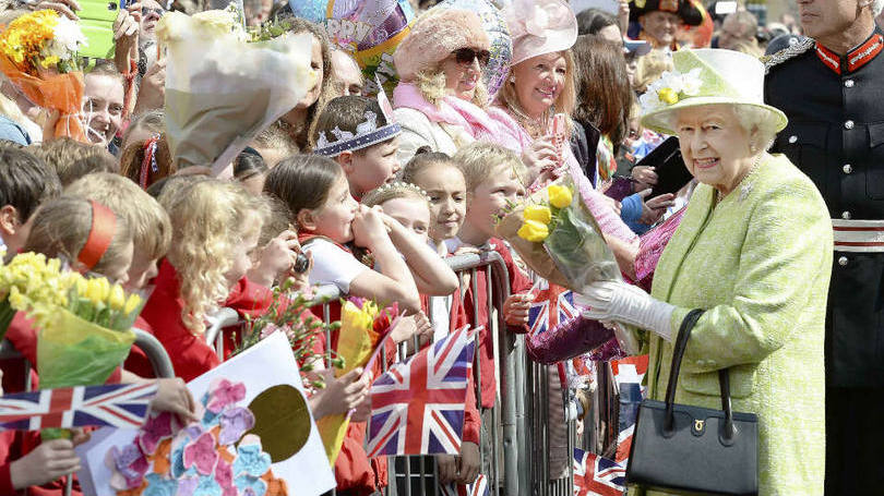 Rainha recebeu o carinho e a homenagem das pessoas fora do palácio de Windsor 