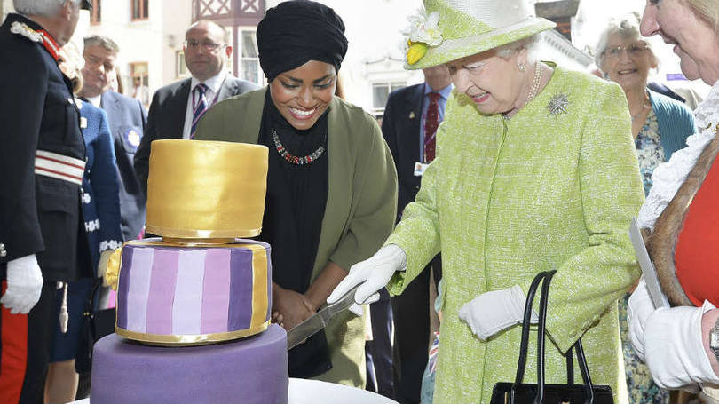 Elizabeth II cortou o bolo de Nadiya Hussain, vencedora da disputa de melhor e mais gostoso bolo que seria ofertado à rainha na ocasião