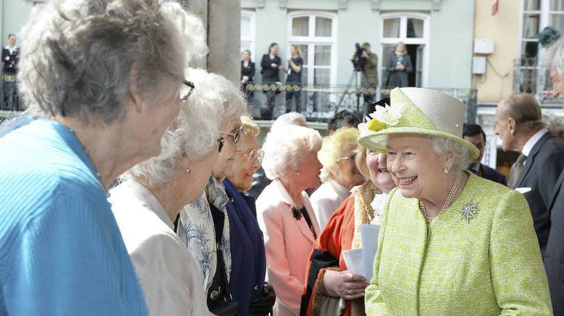 No caminho, rainha cumprimentou outras senhoras da mesma idade que ela, que completa hoje