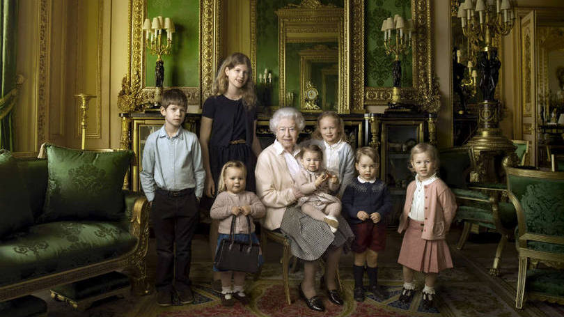 rainha Elizabeth II mostra a monarca no Castelo de Windsor com seus dois netos e cinco bisnetos