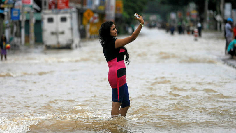 Sri Lanka

Uma mulher tira uma selfie durante a enchente que castiga a cidade de Biyagama, no Sri Lanka. As chuvas no país já deixaram 11 mortos e afetaram mais de 130 mil pessoas. 