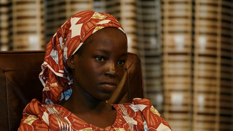 Nigéria

Amina Ali darsha Nkeki é uma das quase 300 meninas que foram sequestradas pelo grupo extremista Boko Haram na escola de Chibok em 2014. Nesta semana, ela foi encontrada recolhendo lenha em uma floresta em Sambisa, região dominada pelo grupo.

Ela estava com sua filha de quatro meses e acompanhada de um homem que diz ser seu marido. Suspeita-se que ele seja um membro do grupo extremista.  
