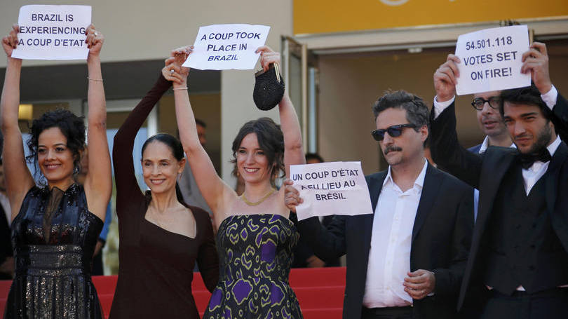 França

Artistas brasileiros protestam contra o impeachment da presidente Dilma Rousseff no 69º Festival de Cinema de Cannes, na França. Entre os envolvidos no ato estavam os representantes do filme brasileiro Aquarius, o diretor Kleber Mendonça, a atriz Sônia Braga. 
