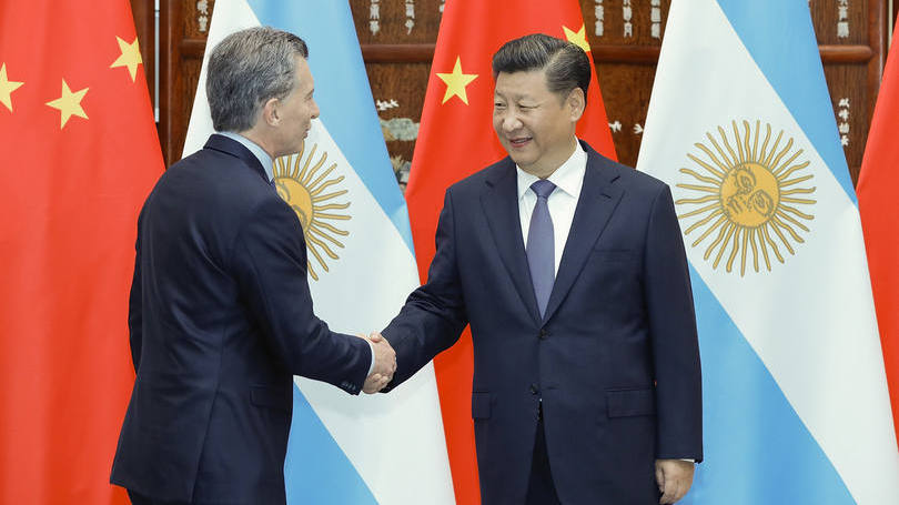 G20: Mauricio Macri, presidente da Argentina, e Xi Jinping, presidente da China, se cumprimentam