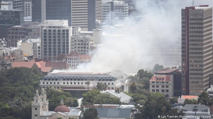 África do Sul: Suspeito de incendiar Parlamento acusado de terrorismo