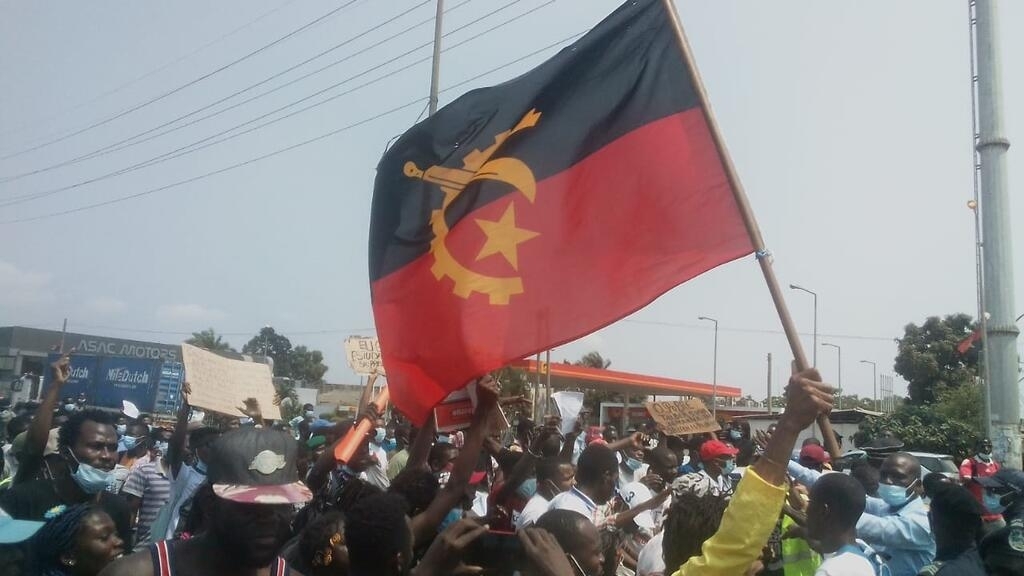 polícia reprime manifestação em Luanda