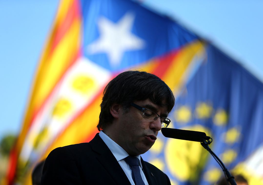 Autoridades deram prazo até esta segunda-feira (16) para que líder catalão decida se declara oficialmente ou não a independência