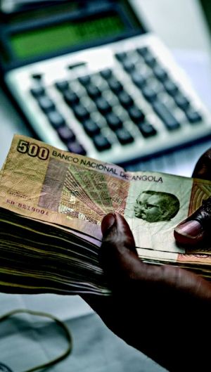 Valor do dólar e do euro nas ruas de Luanda em queda