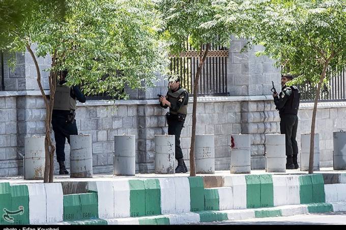 No ataque, terroristas estavam vestidos como mulheres, entraram pelo portão principal do Parlamento e abriram fogo