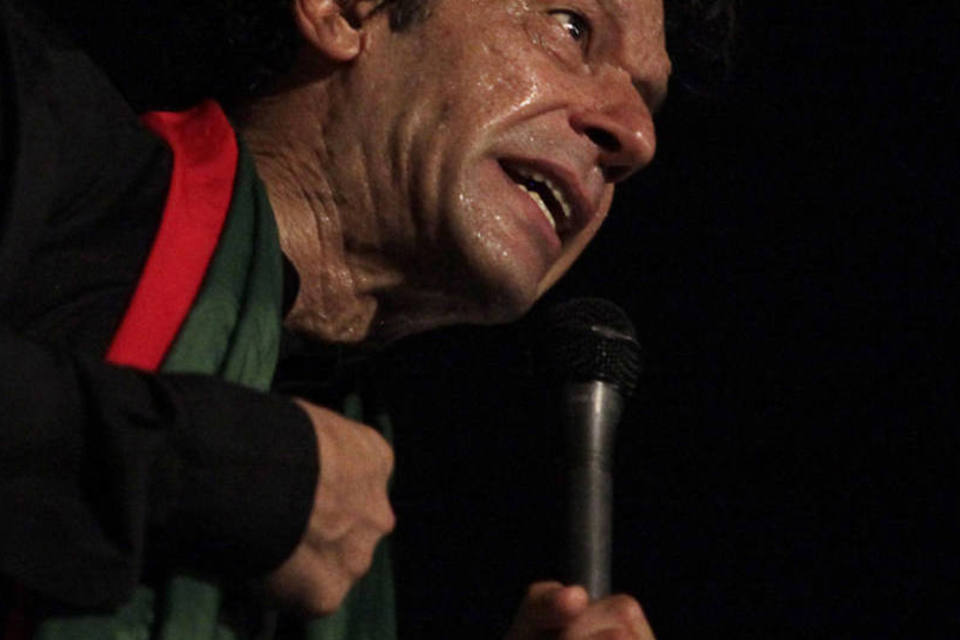 O líder da oposição, Imran Khan, apontado como o próximo primeiro-ministro, disse que era hora de o Paquistão se desligar dos Estados Unidos