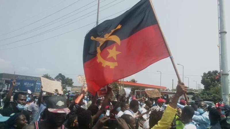 polícia reprime manifestação em Luanda