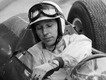 Britânico fez história no esporte ao se tornar o único a ter sido campeão das duas categorias. Aos 83 anos, ex-piloto vinha sofrendo com problemas respiratórios, tendo sido internado no último mês em Londres Britânico fez história no esporte ao se tornar o único a ter sido campeão das duas categorias. Aos 83 anos, ex-piloto vinha sofrendo com problemas respiratórios, tendo sido internado no último mês em Londres