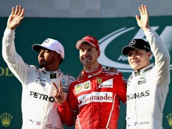 Depois de largar atrás de Lewis Hamilton, da Mercedes, o alemão, a bordo de sua Ferrari, aproveitou as oportunidades e superou o britânico na primeira etapa do ano, no GP da Austrália Depois de largar atrás de Lewis Hamilton, da Mercedes, o alemão, a bordo de sua Ferrari, aproveitou as oportunidades e superou o britânico na primeira etapa do ano, no GP da Austrália