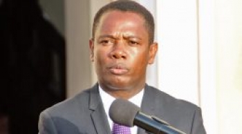 O Ministro das Finanças, Olavo Correia, disse hoje que o Governo vai investir rapidamente na eficiência fiscal para que possa aumentar o nível de cobrança, mas num quadro de relacionamento diferente entre o fisco e o contribuinte. O Ministro das Finanças, Olavo Correia, disse hoje que o Governo vai investir rapidamente na eficiência fiscal para que possa aumentar o nível de cobrança, mas num quadro de relacionamento diferente entre o fisco e o contribuinte.