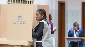CNE entrega ao TC lista dos 14 milhões de angolanos habilitados a votar em Agosto