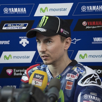 Tendo feito a mudança de HJC de tubarão, Lorenzo espera que ele não vai encontrar quaisquer problemas com seu capacete na próxima temporada. Tendo feito a mudança de HJC de tubarão, Lorenzo espera que ele não vai encontrar quaisquer problemas com seu capacete na próxima temporada.