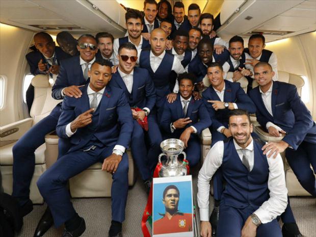 Jogadores posaram com a foto de Eusébio como parte das comemorações do título da Eurocopa