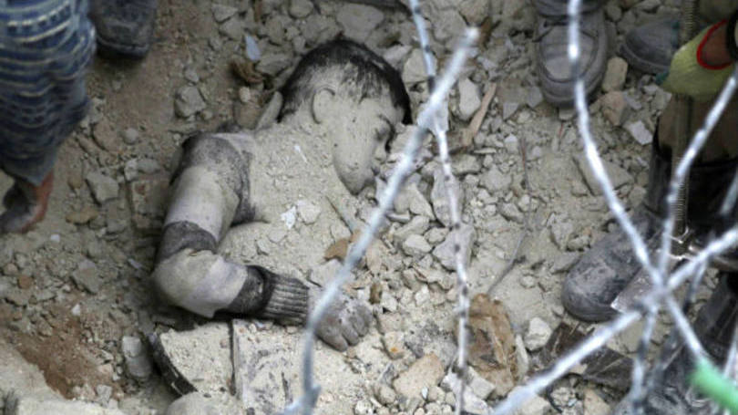 Corpo de um homem fica nos escombros após bomba em Aleppo, na Síria