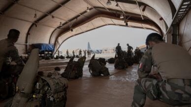 Níger: primeiro contingente de militares franceses sai do país