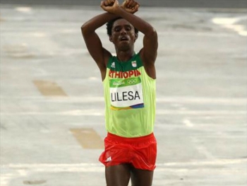 Feyisa Lilesa cruza a linha de chegada da maratona na Olimpíada: atleta protesta pela vida do povo Oroma, maior grupo étnico da Etiópia